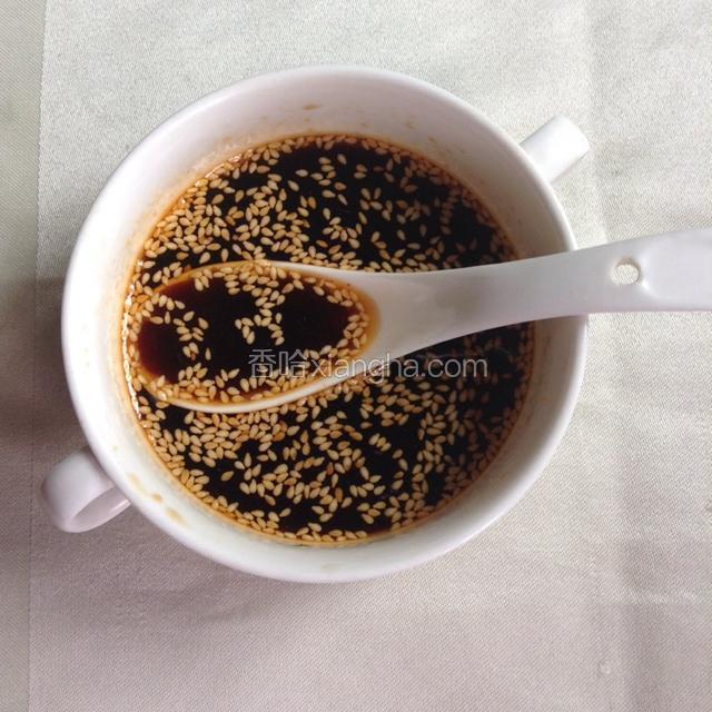 下面来调汁，取一个碗，加入白糖、生抽、白醋、芝麻酱、辣椒油、芝麻油、和白芝麻搅匀。