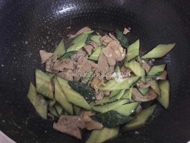 加入适量的盐和鸡粉翻炒均匀即可关火