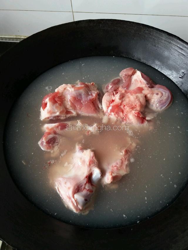 筒子骨放入锅中焯水