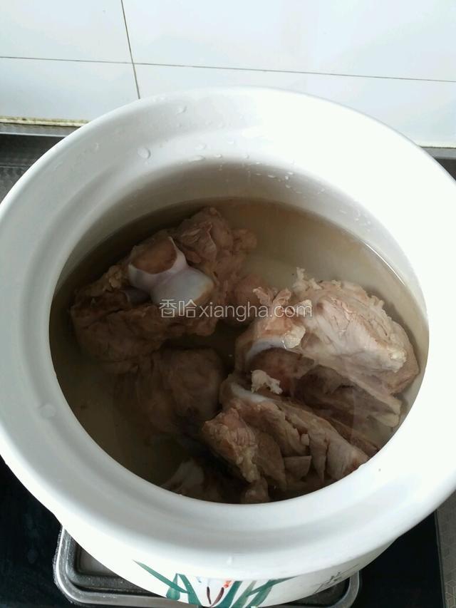 洗净的筒子骨放入砂锅中