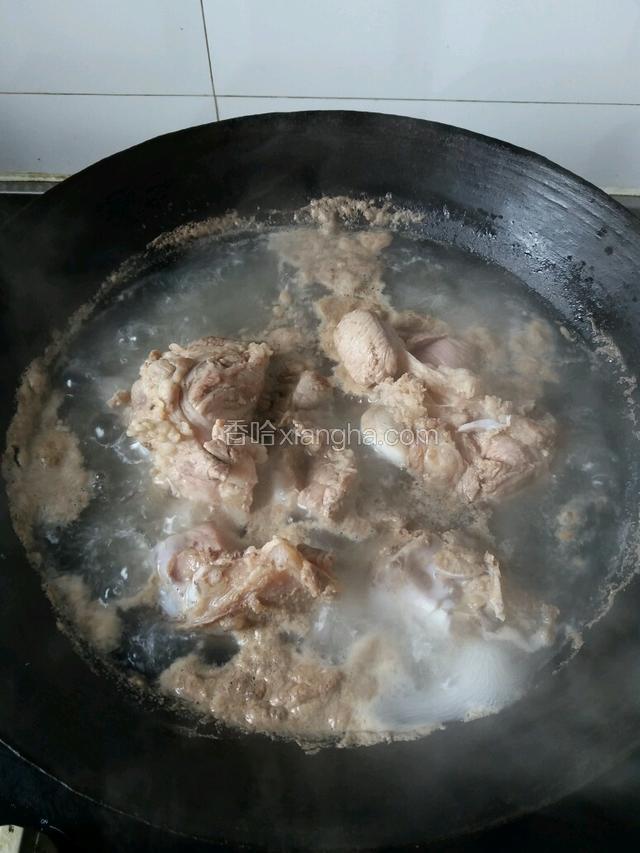 待血水都煮出来，捞出备用