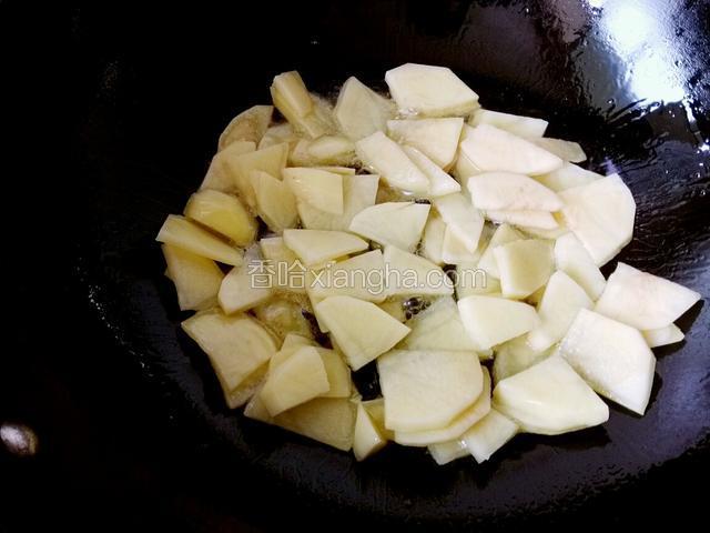 锅中放油(比平时炒菜多点),下土豆片煸炒。