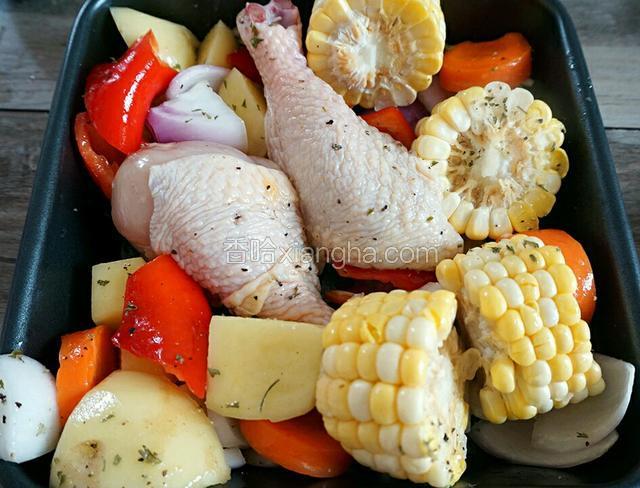 把调制好的鸡腿也放入  入烤箱上下火200度烤15分钟