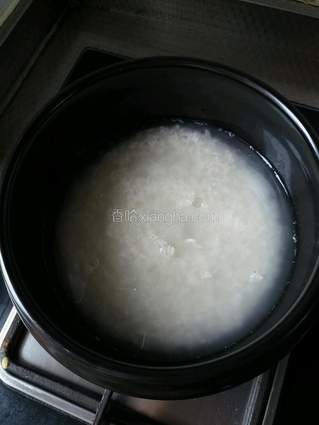 把米倒进去，放入水，水没过米大约1.5厘米左右