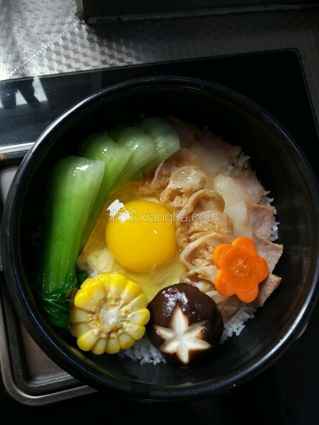 待饭熟了后，铺上焯好的菜，沿锅边淋入调味汁（凉开水+一勺蚝油+一勺生抽+一勺鸡精+盐酌情加，因为腊肉也有咸味的）