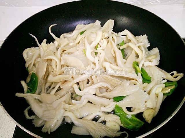 倒进平菇、加入白糖翻炒。