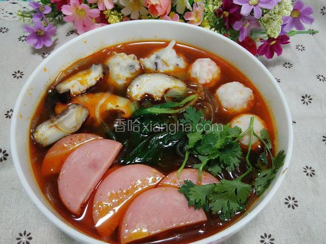 把菜和粉条盛出，盛上骨头汤，放入盐，辣椒酱，老抽和花椒面，辣椒油调味