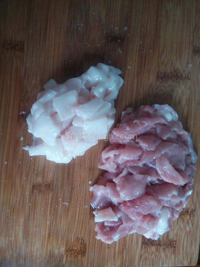 肉皮去掉，肥肉切成小块，瘦肉切片。瘦肉切好用淀粉抓匀