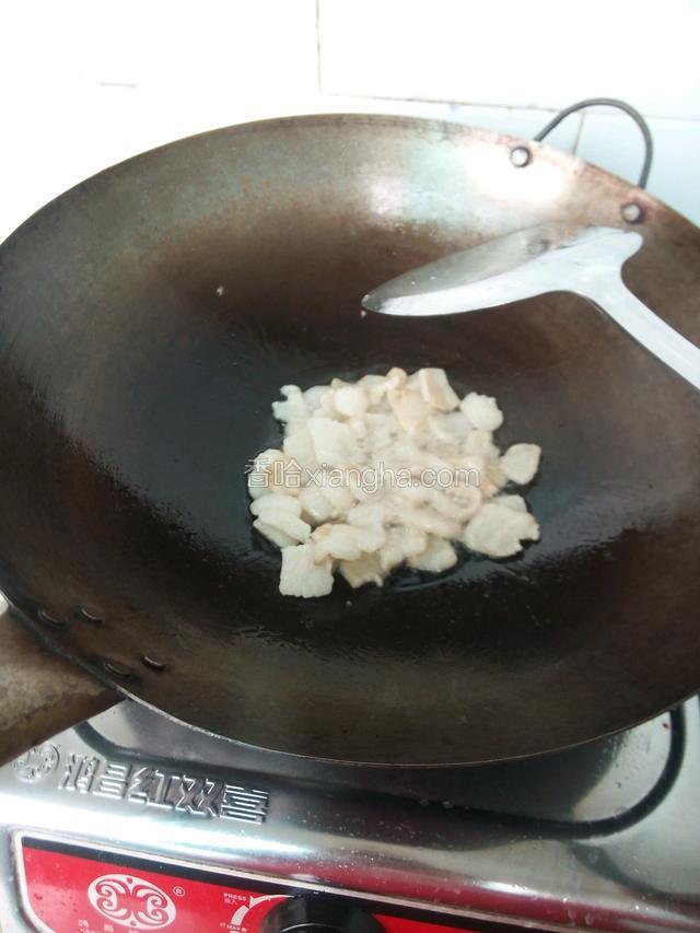锅烧热把肥肉倒进煸一煸，煸出油要是多就倒掉点。把肥肉盛出