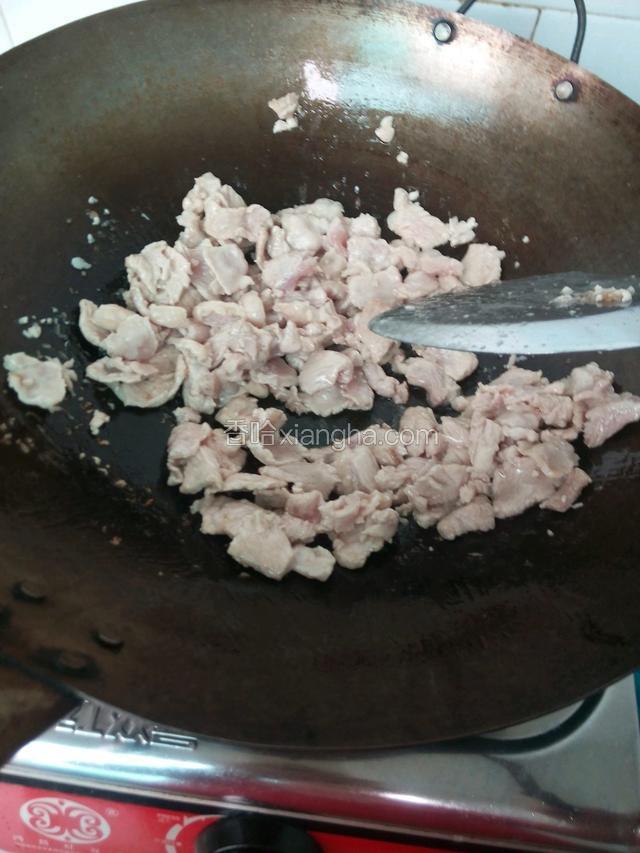 锅里留点油把瘦肉倒进炒。