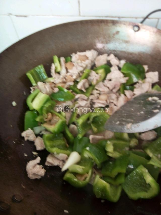 炒变色把蒜，蒜苗倒进炒一炒，再把大辣椒和煸干油的肥肉倒进快速翻炒，加老抽、盐、味精、五香粉快速翻炒。