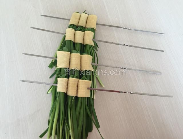 穿好的韭菜排列整齐待用