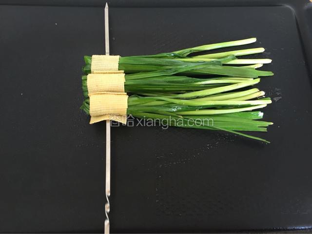 点烤盘预热，最高火，韭菜刷油放入电烤盘