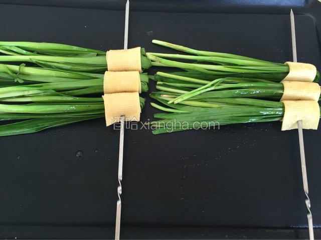 用铲子按压使其均匀受热