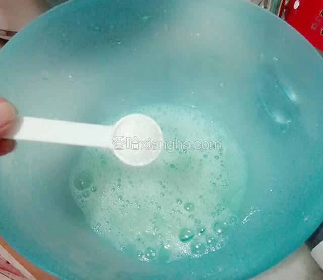 待打出一点泡沫时加入1勺白糖。
