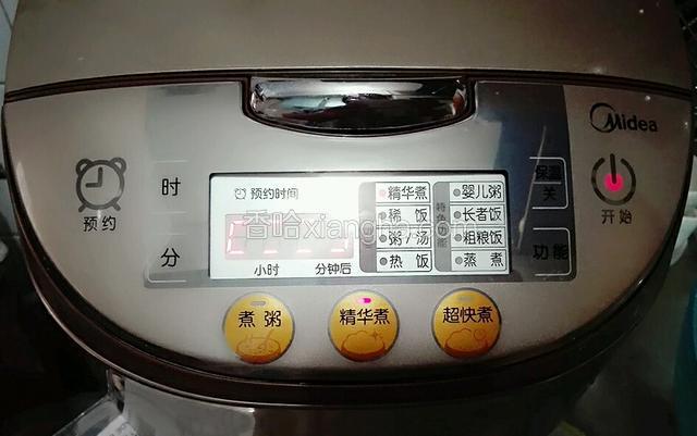 电饭锅颠几下，排出气泡。按精华煮按键5分钟再按保温，过五分钟后再按下精华煮按键。
