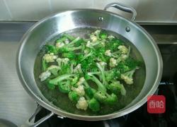 西红柿炒双色菜花的做法图解2