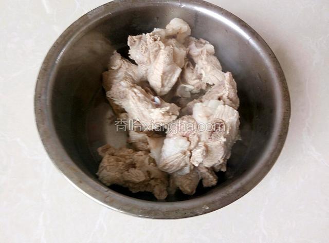 焯好水的排骨，