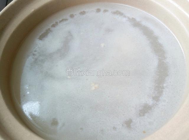 再次另起锅，用的是砂锅，把高压锅里的排骨倒入砂锅，