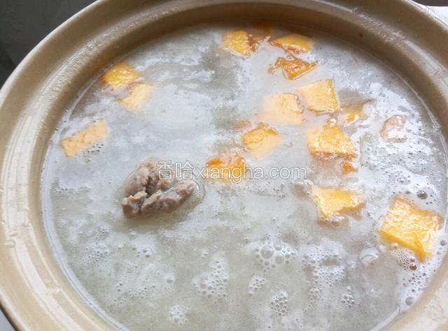 砂锅里下入大米，南瓜，块，胡椒粉，料酒，