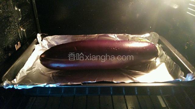 中间划一道口子，放置在烤箱中层，上下火180度烤25分钟。