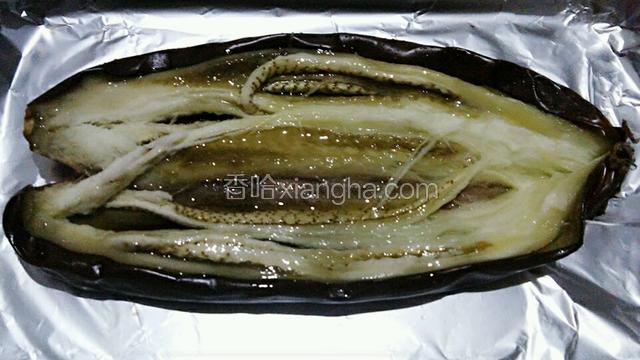 烤好后，撕开划的口子，将茄子铺好。