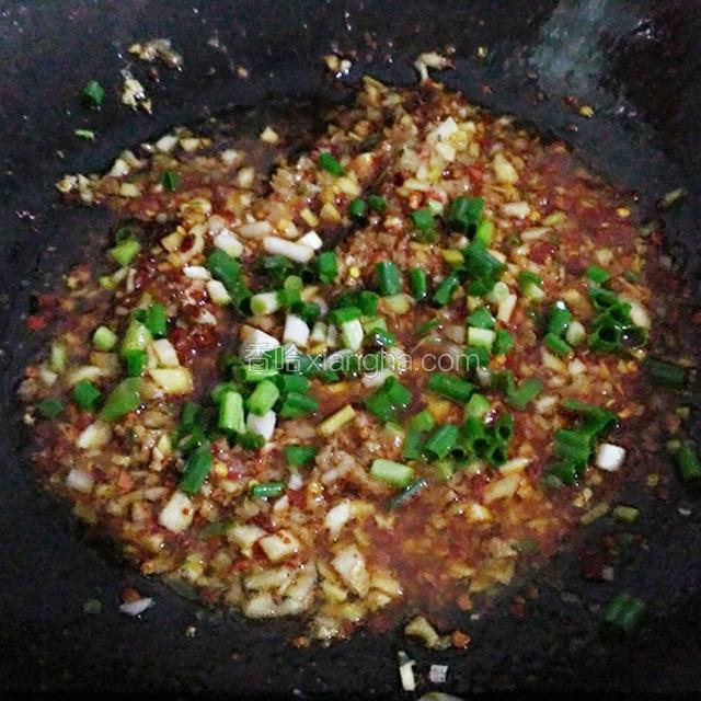加一勺辣椒粉，一勺老抽，适量蚝油和盐。拌匀。