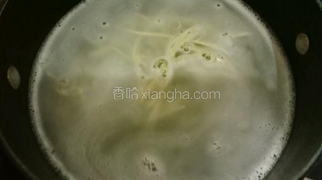 水开，放入面条。
