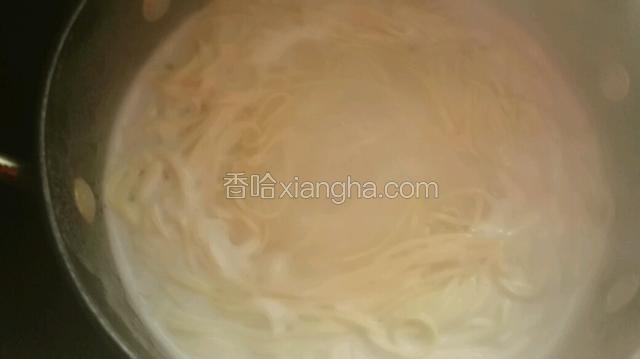 等面浮上来，筷子拌几下就好了，这样面吃起来有劲道。