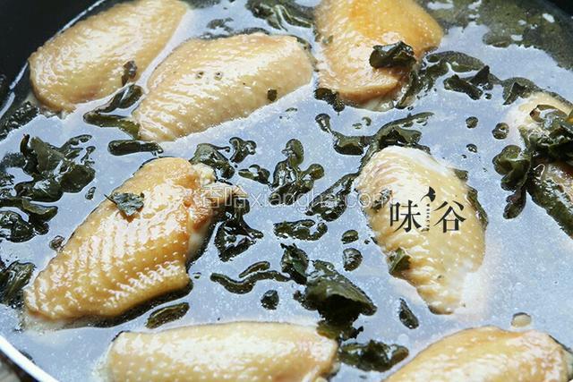 大火滚后小火焖煮30分钟即可
。