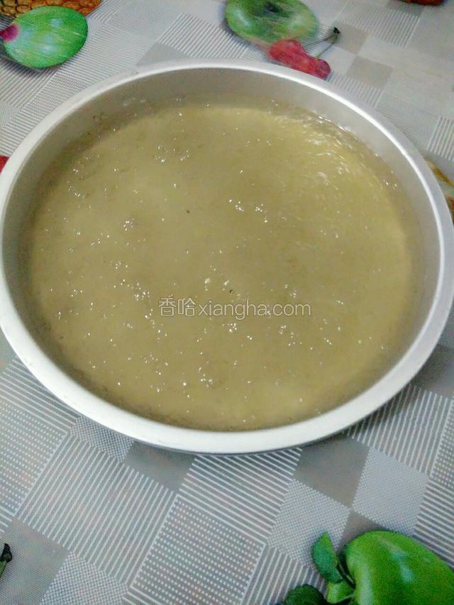 700克熟浆冲进300克生浆，边冲边搅拌，混合成生熟浆，倒进盘子上锅蒸20分钟