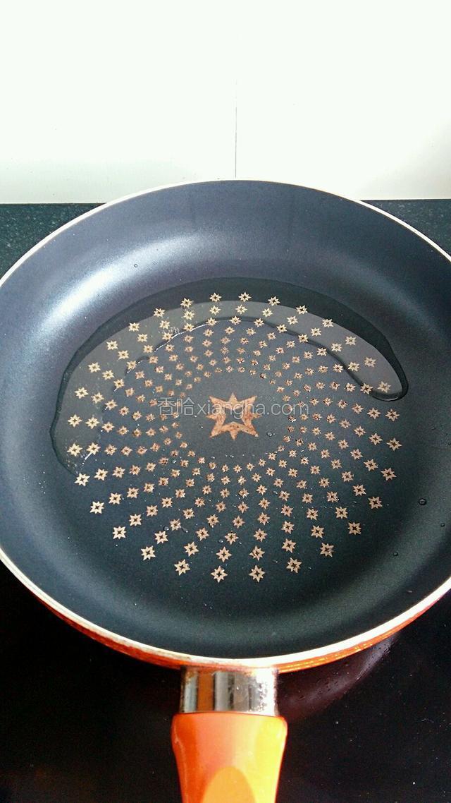 锅置火上，倒入适量油。