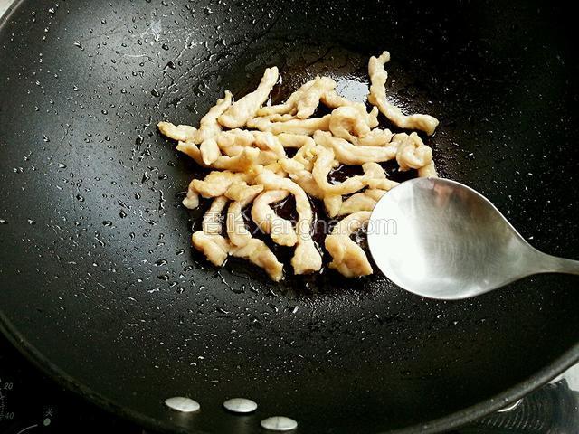 变色后加白酒去腥（白酒淋锅边）