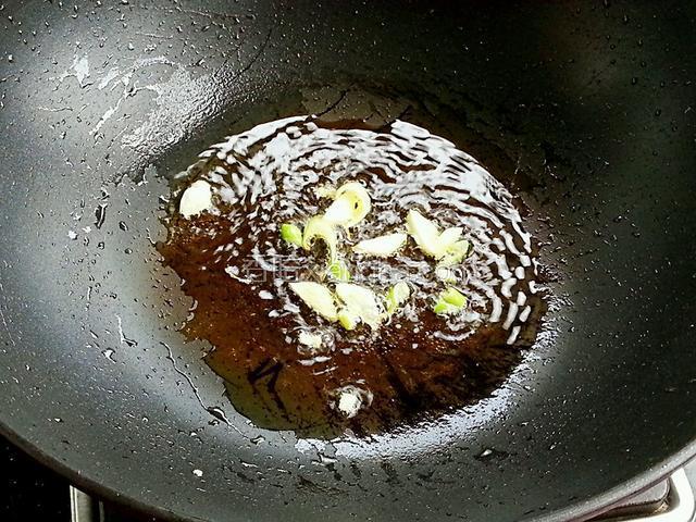 锅里再少放油，将葱蒜放入炒香