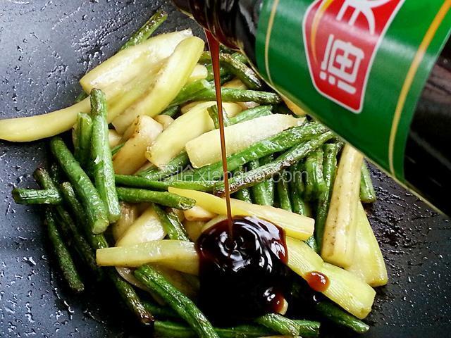 炒至茄子软榻，放蚝油翻炒均匀