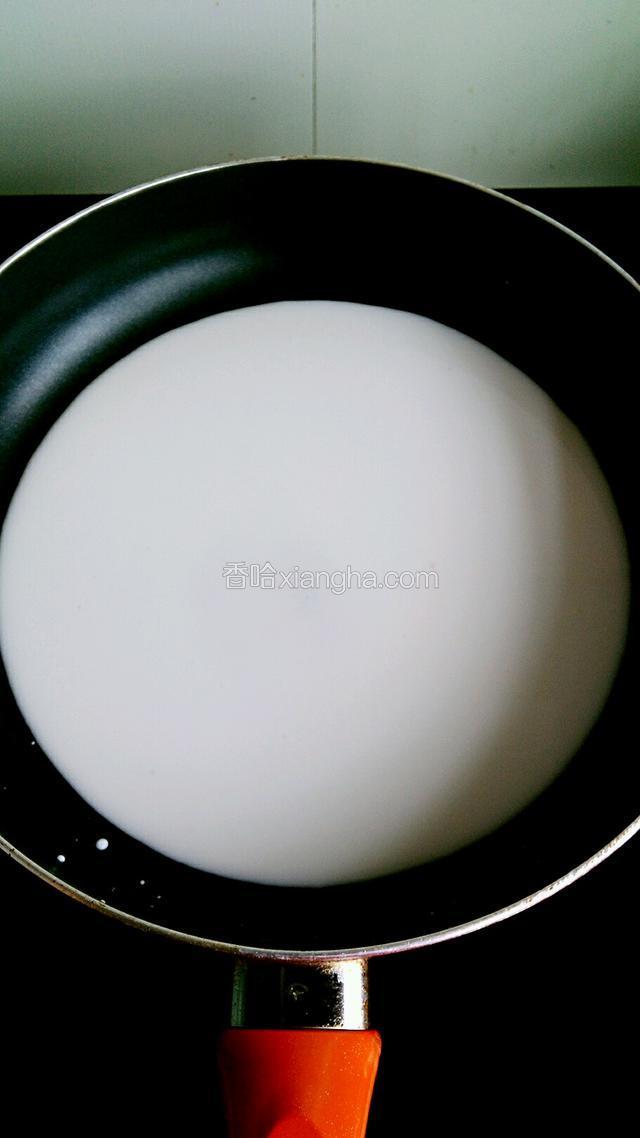 剩下的牛奶和白糖全部倒入锅中，中火煮沸。