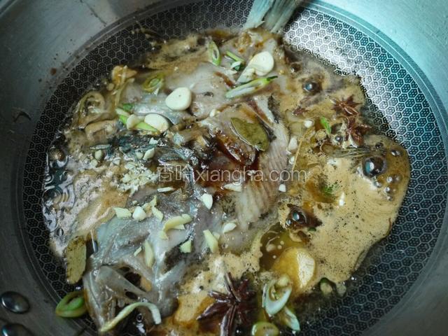 加适量开水，不要淹没过鱼，中火炖至七分钟后关火。