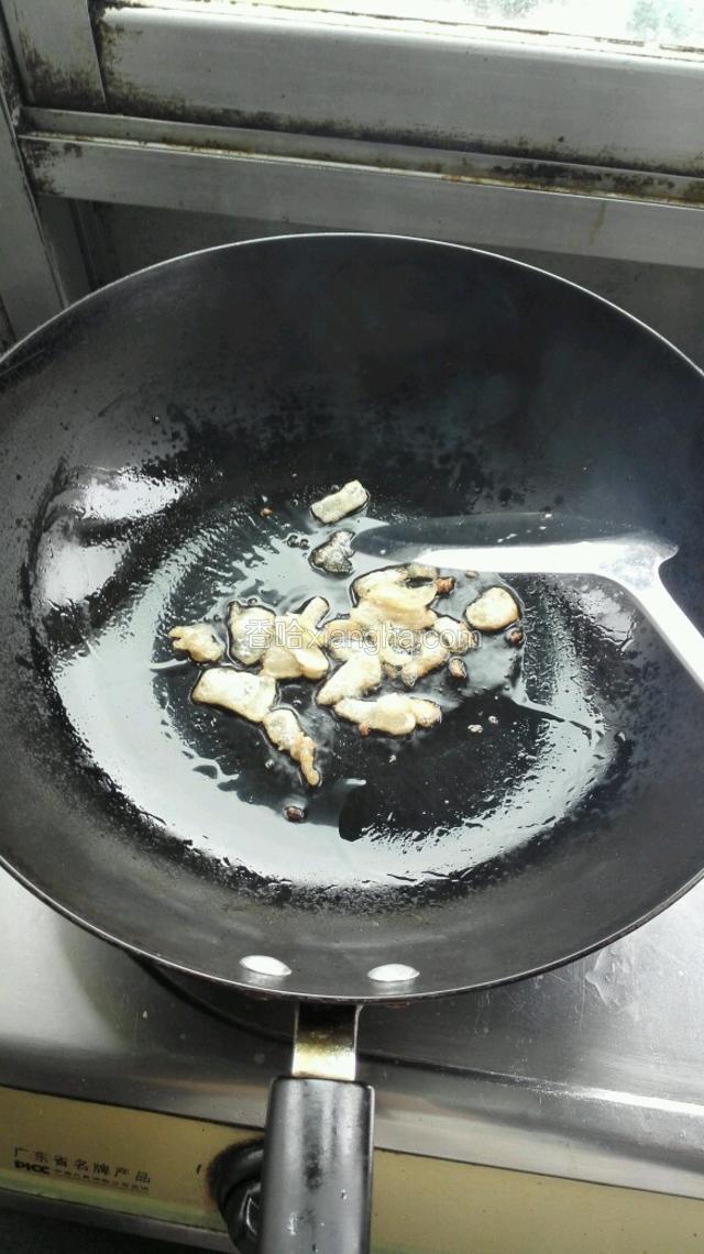 小火慢慢煎炸出油