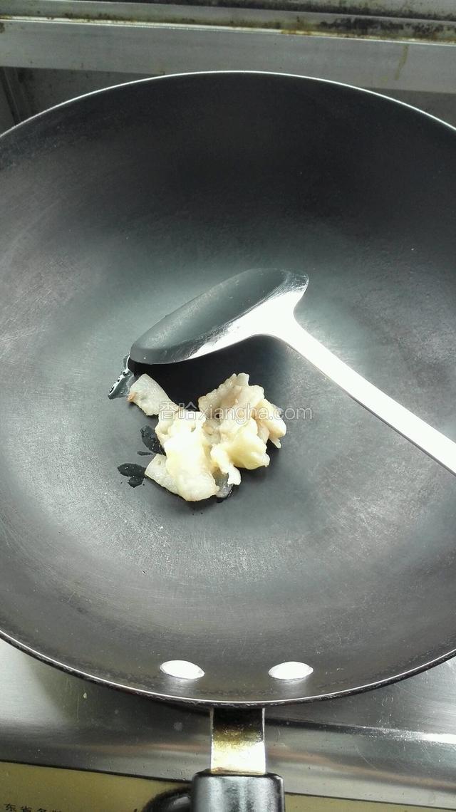 将肥肉片放入锅中