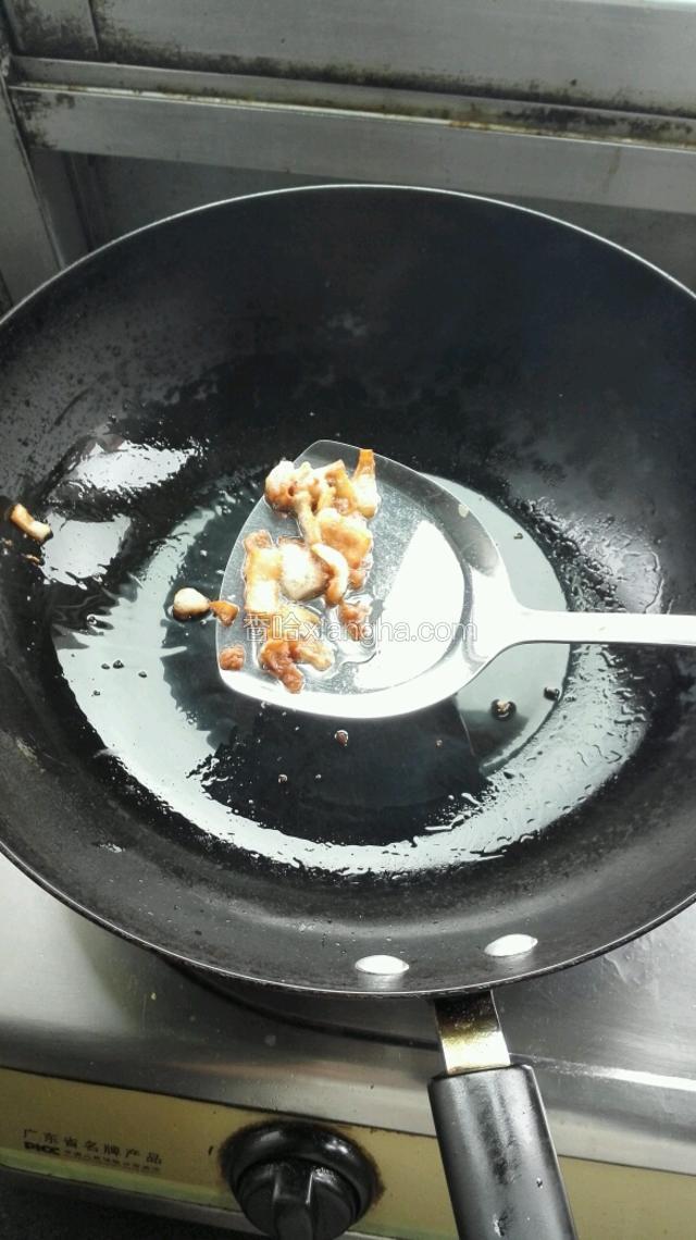 出油后，捞出肥肉油渣
