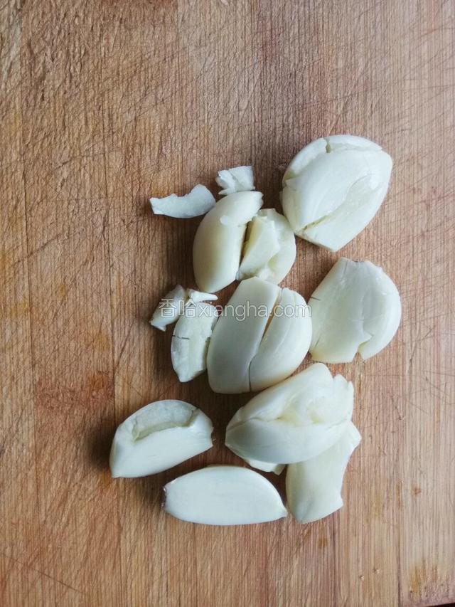 蒜用刀拍碎