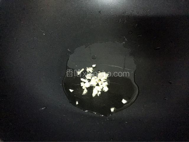 锅中倒入适量油烧热后放入蒜姜爆香
