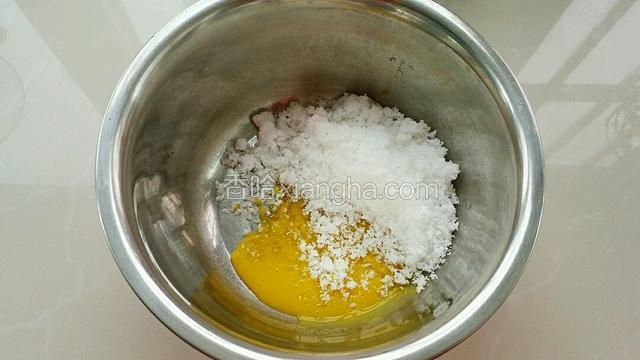 鸡蛋黄打散，放入细砂糖。