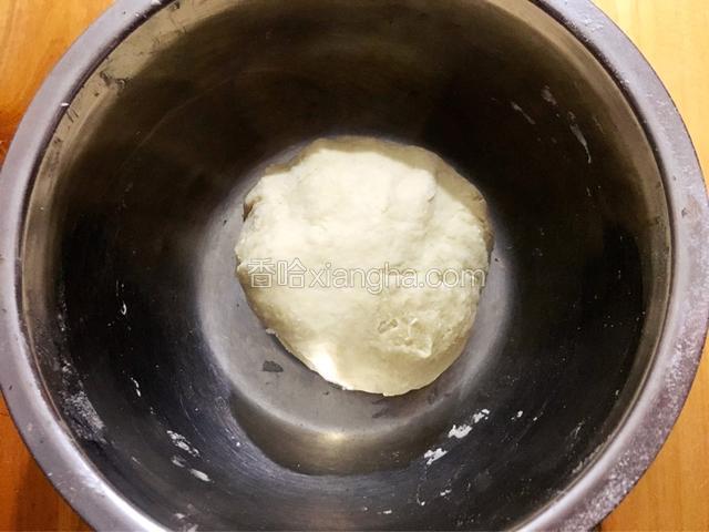 发酵粉温水调匀、盐放入面粉搅拌和成面团发酵