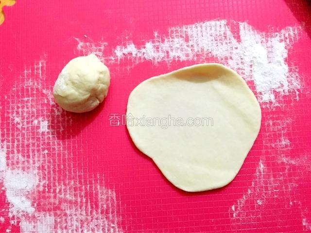 分成若干小块，用擀面杖擀成面皮