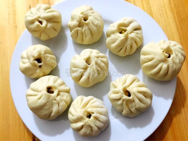 将馅料包入面皮中，从面皮边缘向中央收拢捏合，成包子状