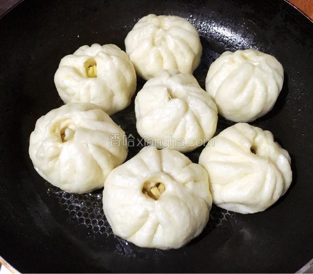 水烧干后放入葱花出锅