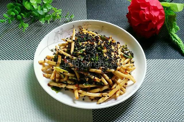 搅拌好的折耳根装碟，撒上黑芝麻即可食用。