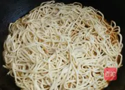 Illustration of how to make braised potato and green beans noodles 7