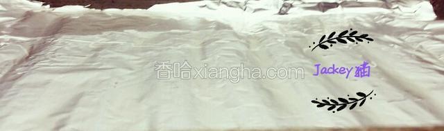 在烤盘上铺上一张锡纸，并在锡纸表面涂上一层薄薄的花生油（只用涂2克花生油）。